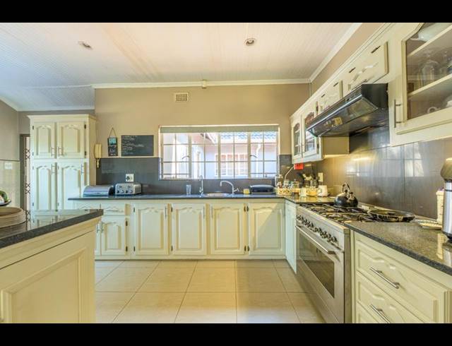 6 BEDROOM TOWNHOUSE FOR SALE IN OAK PARK